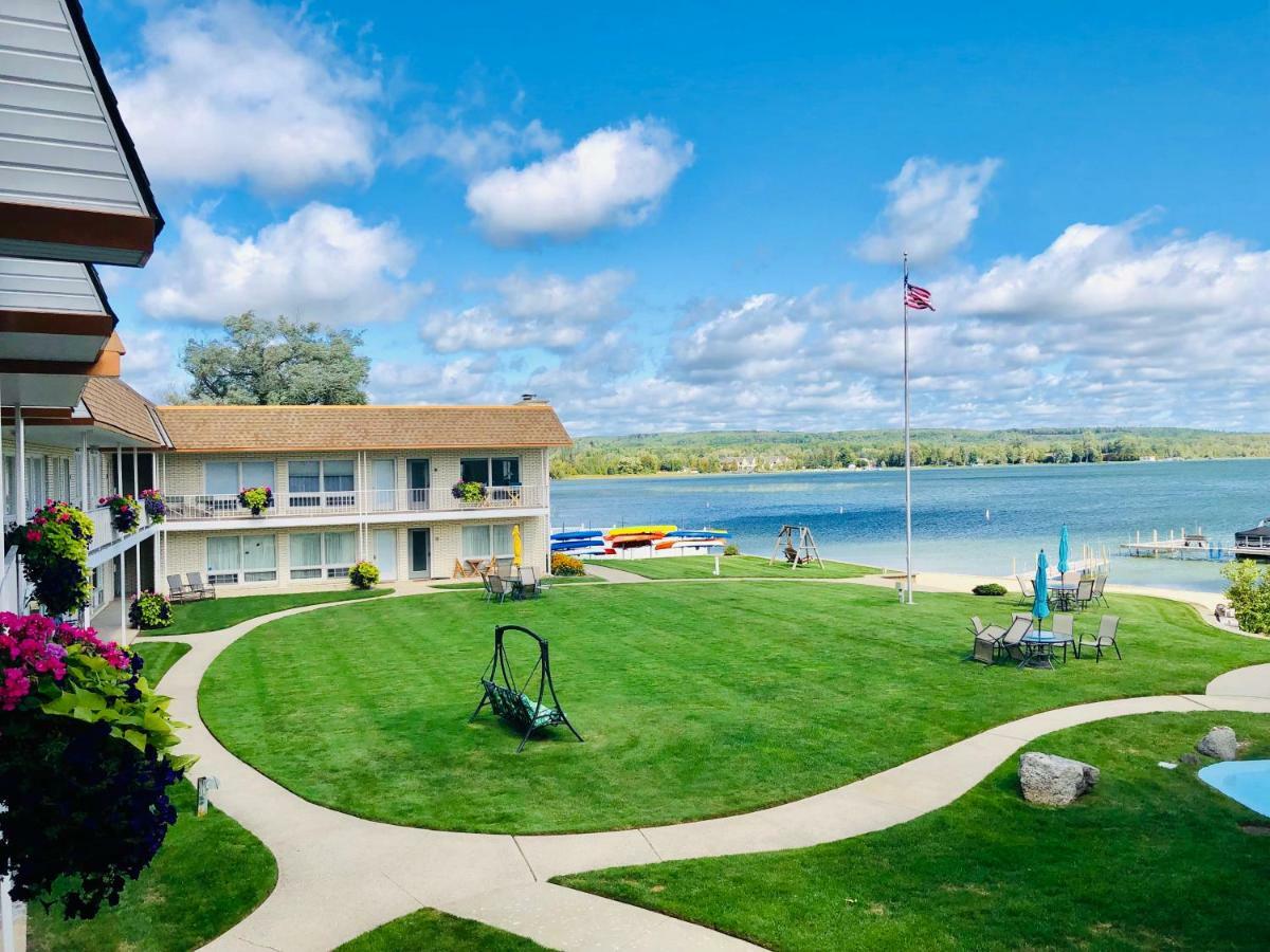 Waterfront Condo On Crooked Lake Harbor Springs Exterior photo